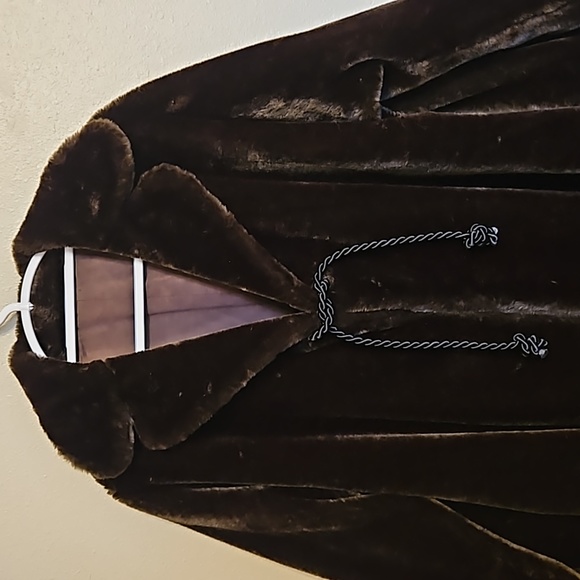 Elegant Brown Vintage Faux Fur Coat - Picture 2 of 8